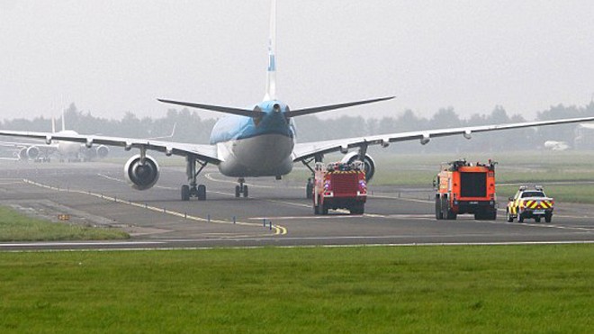 Máy bay gặp sự cố hạ cánh tại Ireland (Ảnh: dailymail)