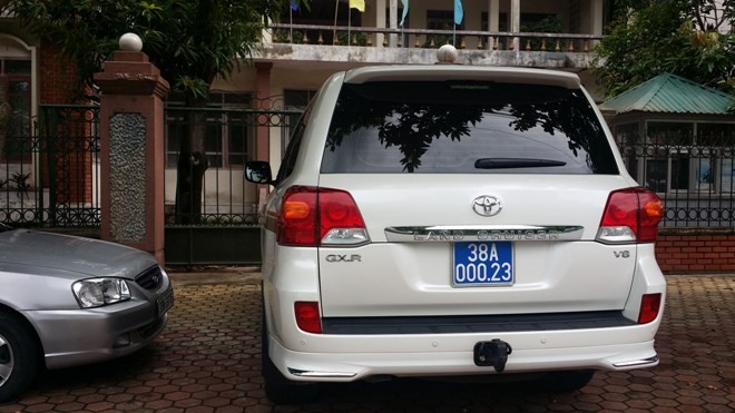 Chiếc xe sang gần 4 tỷ đồng đeo biển công vụ giả được Trưởng BQL Khu kinh tế tỉnh Hà Tĩnh sử dụng trong một thời gian dài nhưng không bị các cơ quan chức năng xử lý. 