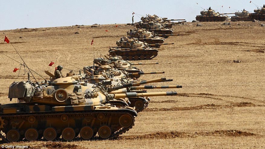 Thổ Nhĩ Kỳ rầm rộ đưa xe tăng áp sát biên giới Syria