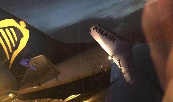 Hình ảnh một chiếc phi cơ sau va chạm (Ảnh: Irishtimes)