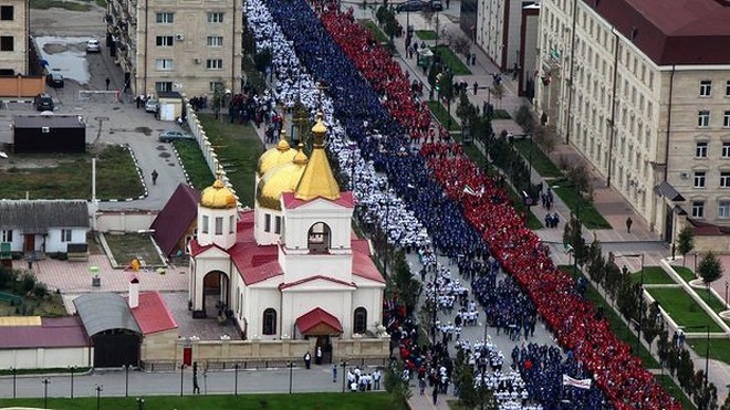 Hơn 100.000 người diễu hành mừng sinh nhật Tổng thống Putin