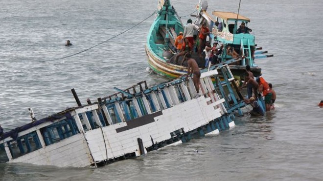 Chìm tàu Indonesia, 17 người thiệt mạng