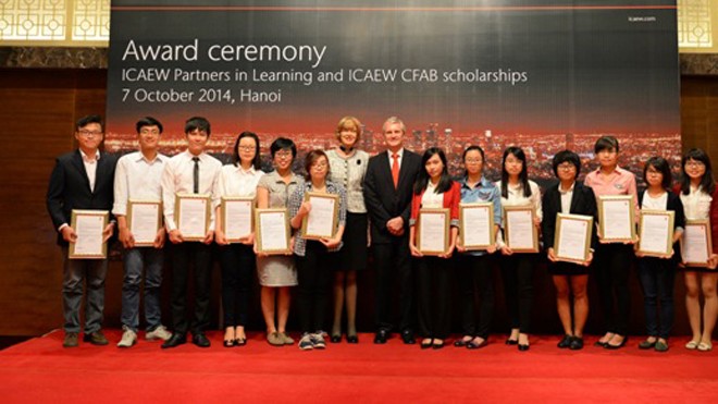 15 sinh viên xuất sắc nhận học bổng của ICAEW