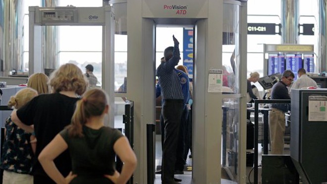 Một trạm kiểm soát an ninh tại sân bay Anh 