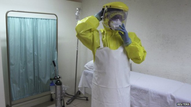 Nhân viên y tế chăm sóc người nhiễm Ebola. 