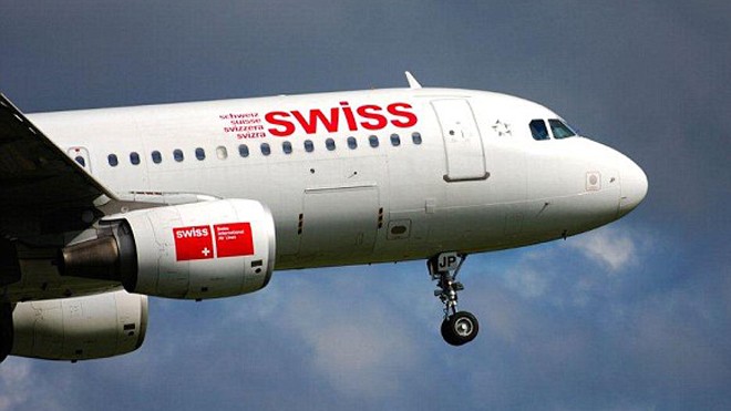Máy bay Thụy Sĩ hoãn chuyến để... bắt chuột