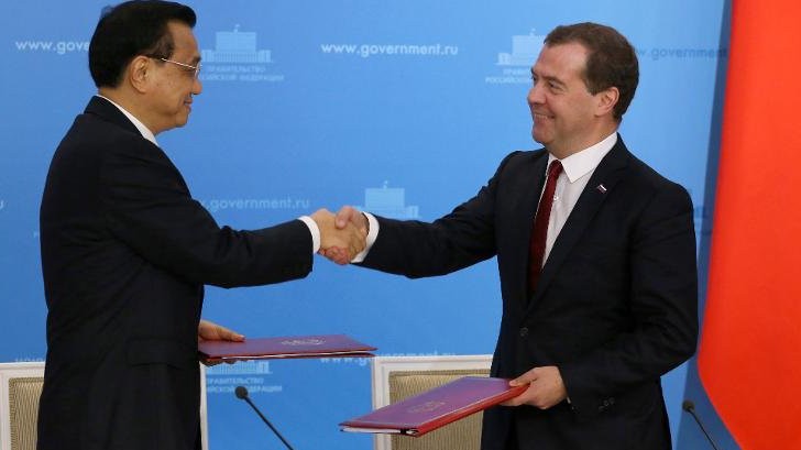 Thủ tướng Nga Dmitry Medvedev (phải) và người đồng cấp Trung Quốc Lý Khắc Cường.