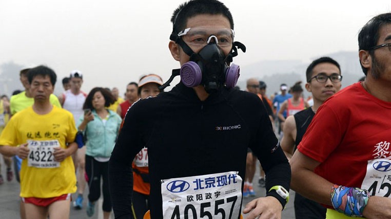 Trung Quốc ô nhiễm không khí nặng, VĐV marathon phải đeo mặt nạ