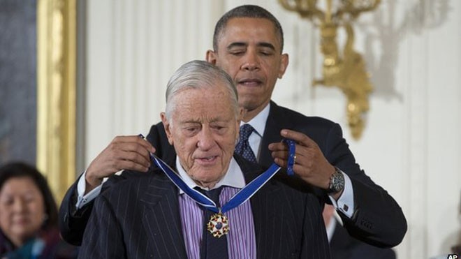 Tổng thống Obama trao tặng Huân chương tự do cho ông Ben Bradlee năm 2013