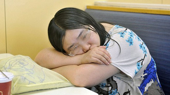 Cô gái ăn ngủ trong quán KFC cả tuần vì thất tình