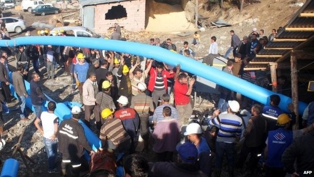 Đội cứu hộ sử dụng đường ống để bơm nước ra ngoài