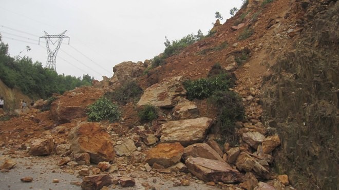 Hiện trường hơn 10 nghìn khối đất, đá đổ sập xuống tỉnh lộ 15. 