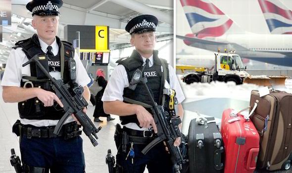 Lực lượng an ninh Anh tại sân bay. 
