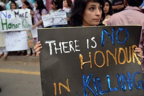 Các nhà hoạt động nhân quyền Pakistan cầm áp phích trong cuộc biểu tình phản đối giết người vì "danh dự" tại Islamabad hồi tháng 5 sau khi một phụ nữ mang thai bị sát hại vì tự ý kết hôn 