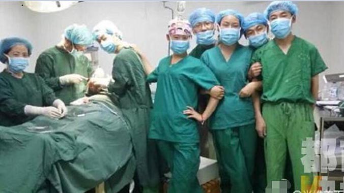 Nhóm bác sỹ bị phạt vì chụp ảnh “tự sướng” bên bàn mổ 