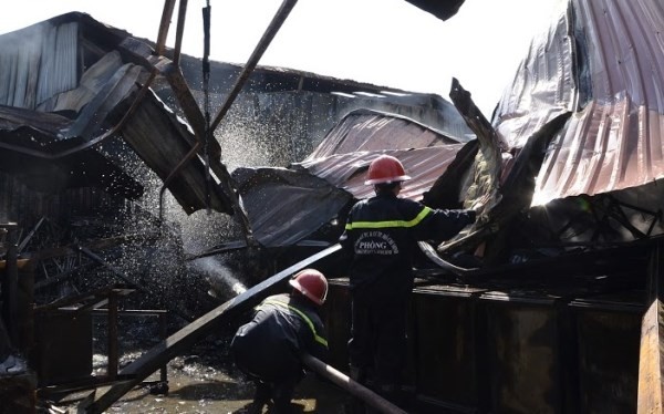 Cận cảnh 1.600m2 nhà xưởng bị thiêu rụi trong biển lửa