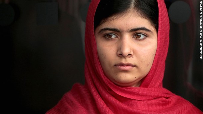 Cô gái người Pakistan Malana Yousafzai, 17 tuổi, đồng chủ nhân của giải thưởng Nobel Hòa Bình 2014 nhờ nỗ lực thúc đẩy quyền lợi trẻ em. Malana trở thành người trẻ tuổi nhất giành giải thưởng danh giá này. 