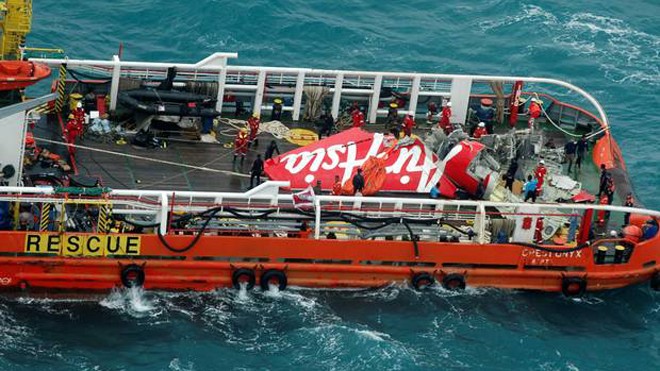 Đội cứu hộ vớt phần đuôi máy bay QZ8501. Ảnh: Independent
