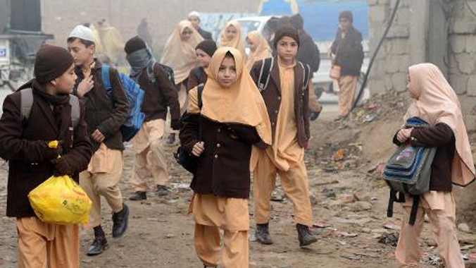 Học sinh ở Pakistan đến trường.