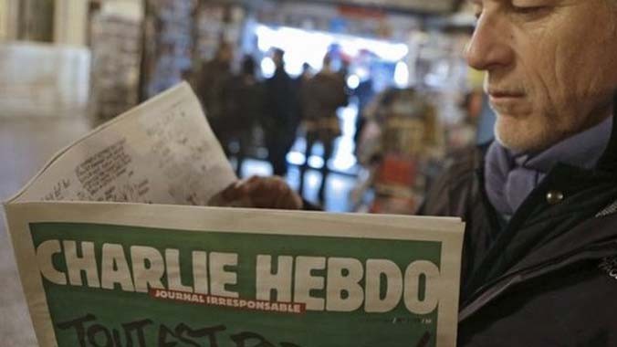 Một độc giả đang đọc Charlie Hebdo (Ảnh; BBC)