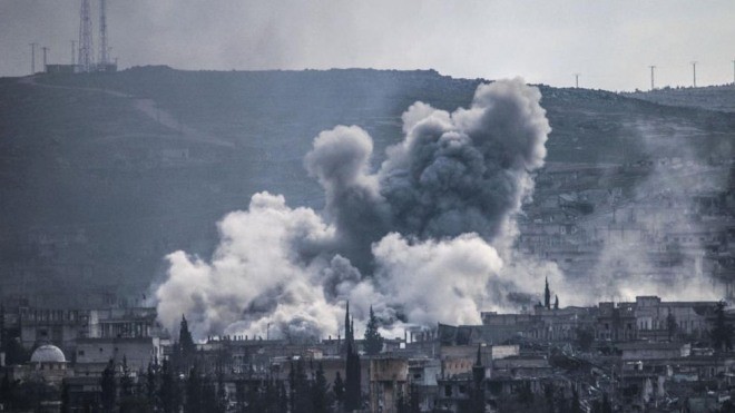 Khói bốc lên tại Kobani sau khi liên quân không kích ngày 16/1 (Ảnh: Guardian)