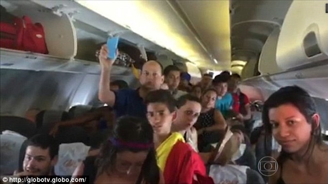 Các hành khách bên trong máy bay 