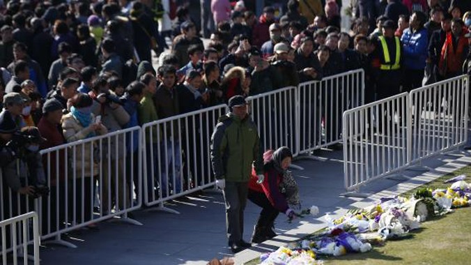 Đặt hoa trong buổi tưởng niệm các nạn nhân ngày 1/1.