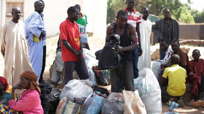 Những người dân Nigeria sơ tán sau khi Boko Haram tấn công vào thành phố Yola hôm 27/11/2014. Ảnh: Haaretz