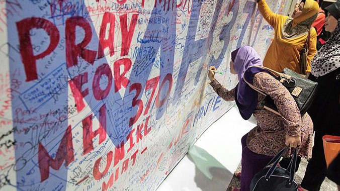 Mọi người viết lời cầu nguyện cho chuyến bay xấu số. Ảnh: Straitstimes