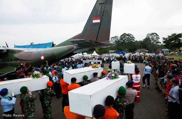 Thi thể các nạn nhân được đưa lên máy bay quân sự để chuyển về Surabaya ngày 2/1. Ảnh: Asiaone