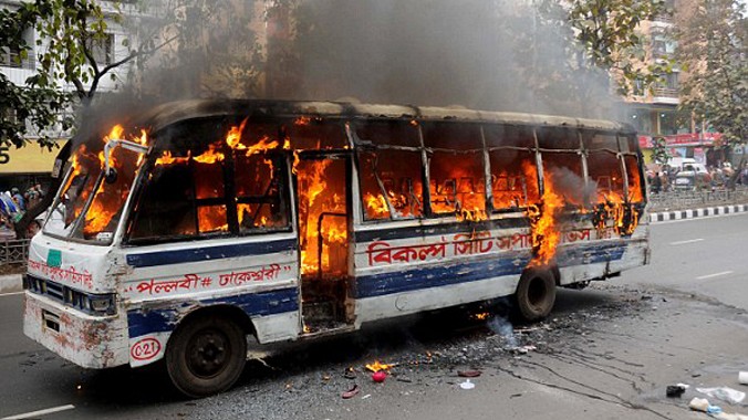 Một chiếc xe buýt bị tấn công bằng bom xăng tại Bangladesh hồi tháng trước. Ảnh: Dailymail