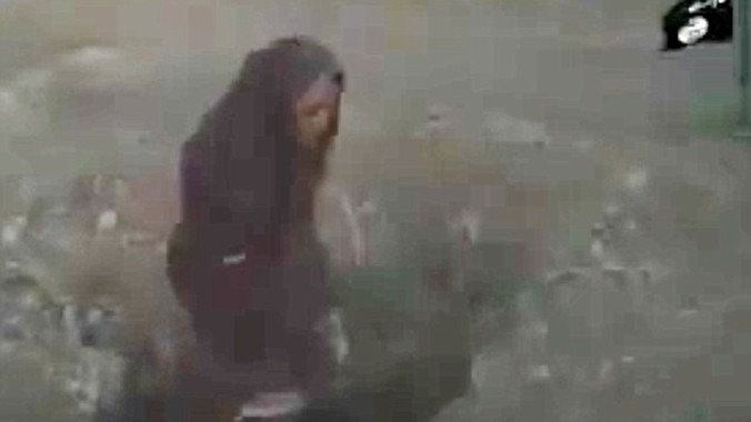 Một phụ nữ bị IS hành quyết bằng hình thức ném đá trước đó. Ảnh: Mirror