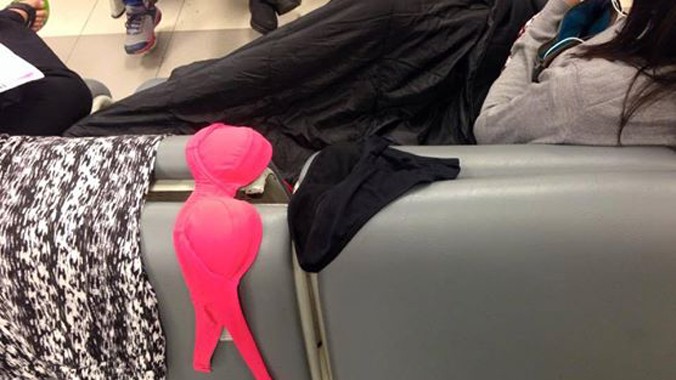 Nữ hành khách thản nhiên phơi đồ lót giữa sân bay