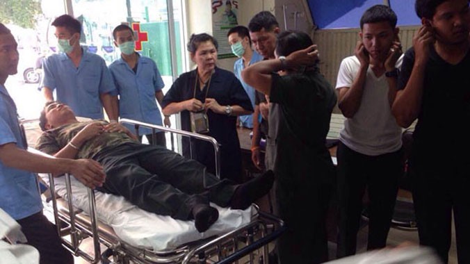 Nạn nhân bị thương được đưa tới bệnh viện. Ảnh: Bangkokpost