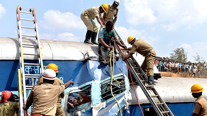 Lực lượng cứu hộ nỗ lực giải cứu các nạn nhân. Ảnh: Hindustantimes