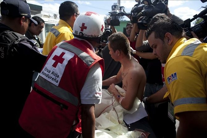 Lực lượng cứu hộ đưa nạn nhân tới bệnh viện.