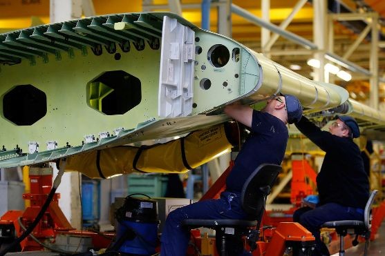 Các công nhân làm việc trong xưởng chế tạo của Airbus. Ảnh: Bloomberg
