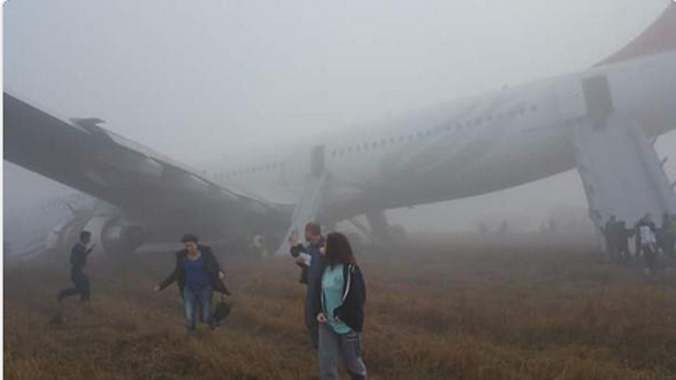 Máy bay Thổ Nhĩ Kỳ gặp sự cố khi đang hạ cánh. Ảnh: Telegraph