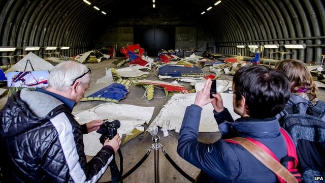 Thân nhân hành khách MH17 lần đầu xem mảnh vỡ máy bay