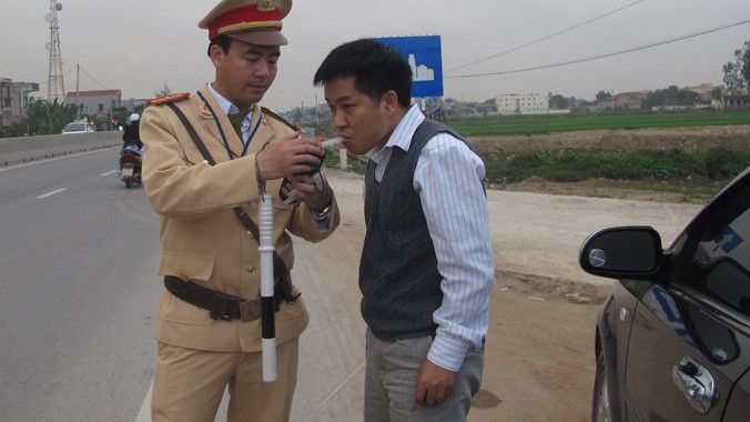 Kiểm tra nồng độ cồn trên QL 1A đoạn qua huyện Quảng Xương – Thanh Hóa. Ảnh: Sỹ Lực