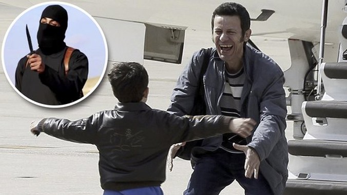 Nhà báo Javier Espinosa hạnh phúc chạy tới ôm con trai khi được trả tự do. 