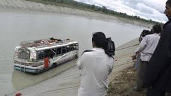 Xe buýt bất ngờ lao xuống sông, 17 người thiệt mạng