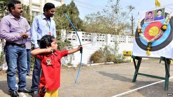 Ấn Độ: Bé gái 2 tuổi lập kỷ lục bắn cung quốc gia