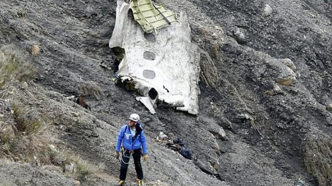 Một nhân viên cứu hộ tại hiện trường máy bay rơi