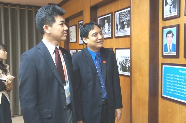 Anh Nguyễn Đắc Vinh giới thiệu với ông Kenta Izumi về lịch sử Đoàn TNCS Hồ Chí Minh. 