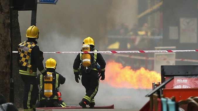 London 'tê liệt' vì khói lửa, 2.000 người phải sơ tán