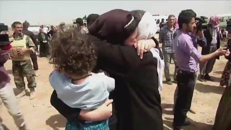 Một gia đình Yazidi được đoàn tụ sau khi bị IS giam giữ. Ảnh: CNN