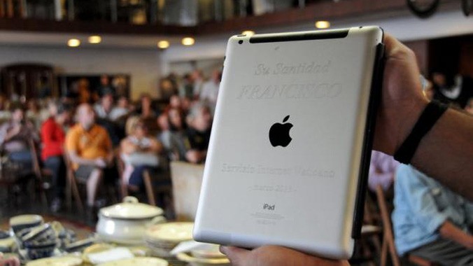 Chiếc iPad được đem đấu giá. Ảnh: Reuters