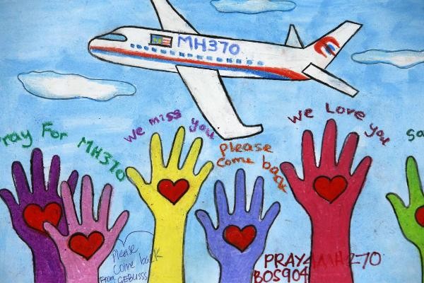 Những lời cầu nguyện cho chuyến bay xấu số MH370. Ảnh: IBTimes