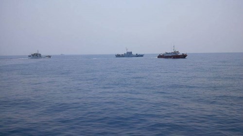 Các tàu tìm kiếm tập trung tại khu vực xác định máy bay rơi (từ phải qua trái: Tàu BP-11-19-01, tàu CSB-2009 và tàu KN-833). Ảnh: Thanh Niên